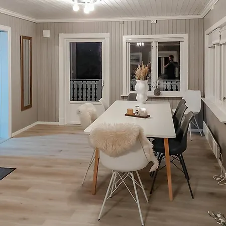 בית נופש 4 Bedroom Beautiful In